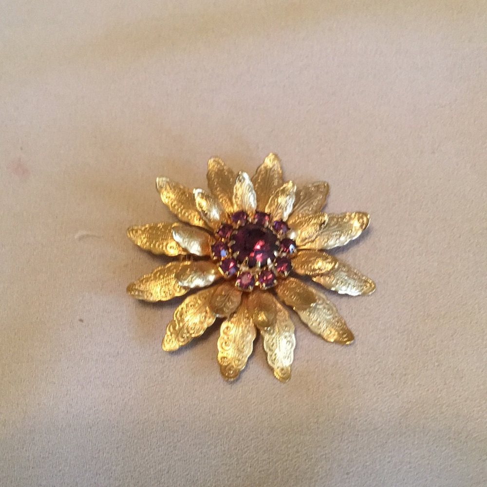 Vintage brooch  gold tone great condition